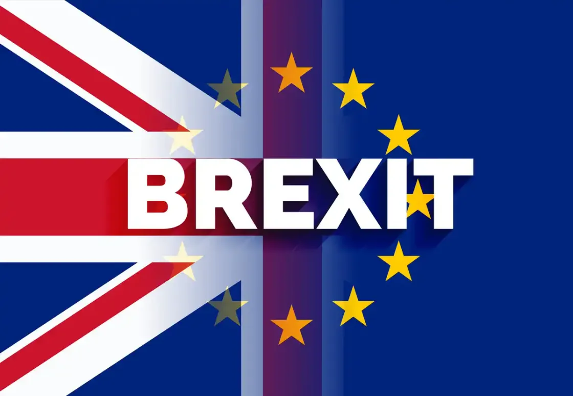 Brexit-Symbolbild: Geteilte Darstellung der britischen Flagge und der EU-Flagge mit dem Schriftzug ‚BREXIT‘