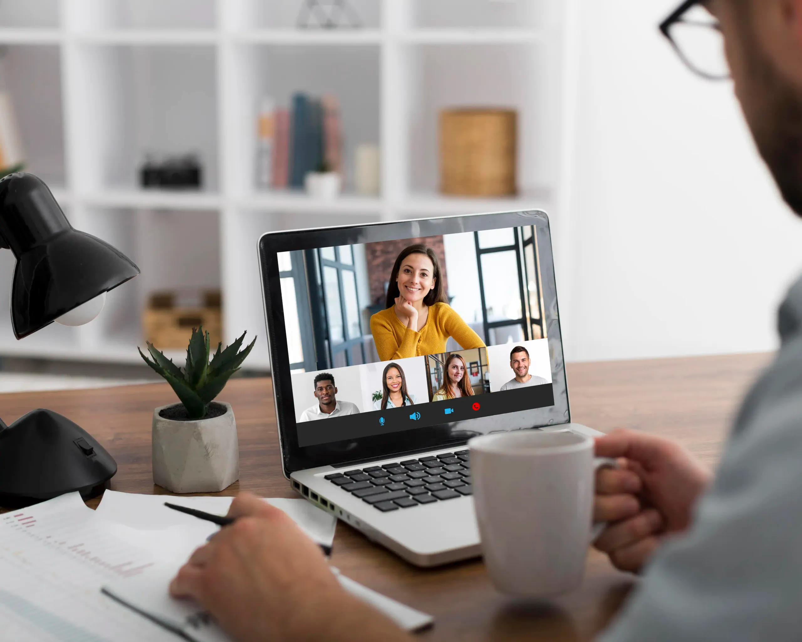 Person im Homeoffice in einer Videokonferenz am Laptop.