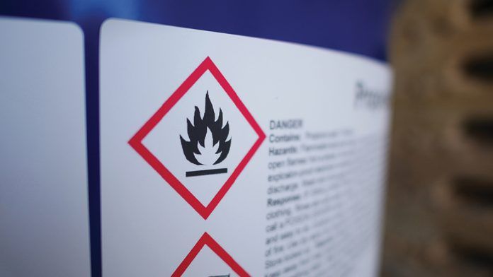 CLP-Kennzeichnungsschema nach der CLP-Verordnung mit GHS-Gefahrenpiktogrammen, Gefahrstoffetikett und Übersicht zu Einstufung, Kennzeichnung und Verpackung chemischer Stoffe und Gemische.